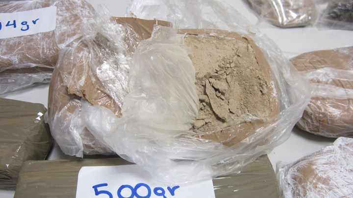 Περισσότερα από 28 κιλά ηρωίνης βρέθηκαν σε ταβέρνα στα Καλύβια Αττικής