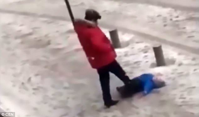 Πατέρας κλώτσα με δύναμη το γιο του επειδή δεν μπορεί να σταθεί όρθιος στο χιόνι