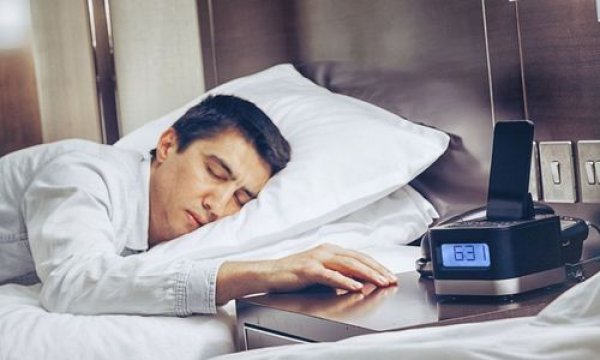 Aπομακρύνετε το κινητό σας από δίπλα σας όταν κοιμάστε-Νέα επιστημονικά στοιχεία
