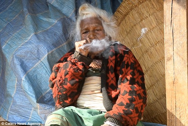 Αυτή εδώ η γιαγιά είναι 112 ετών. Και δεν μπορείς να μαντέψεις με τίποτα ποιο είναι το μυστικό της μακροζωίας της! [photos]