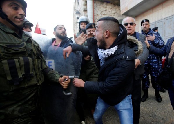 Χάος στην Βηθλεέμ! Διαδηλωτές έριξαν πέτρες στο αυτοκίνητο του Πατριάρχη Ιεροσολύμων  (ΦΩΤΟ)