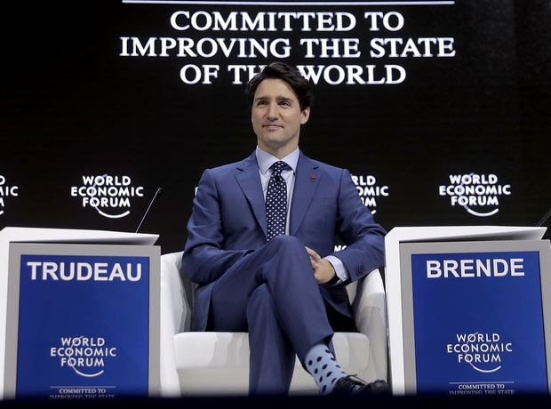 Οι μωβ κάλτσες του Justin Trudeau στο Νταβός γιατί το παπάκι δεν πάει (μόνο) στην ποταμιά