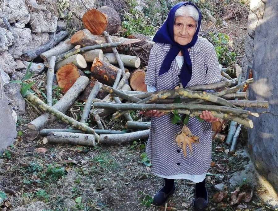 Η γιαγιά Αιμιλία από την Πελοπόννησο είναι 92 και μαζεύει ελιές και ξύλα για το τζάκι μόνη της