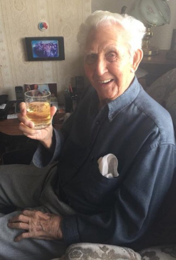Συνταξιούχος 105 ετών λέει ότι τι ουίσκι είναι το μυστικό της μακροζωίας του