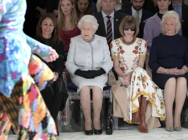 Η βασίλισσα Ελισάβετ στο front row της Εβδομάδας Μόδας. H Anna Wintour (για πρώτη φορά) αμήχανη