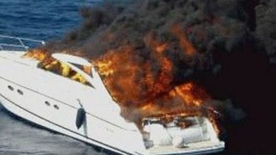 Άκτιο: Σκάφος τυλίχθηκε στις φλόγες
