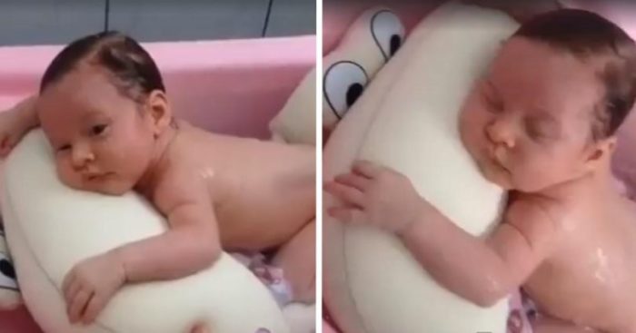 Μωρό αποκοιμιέται ενώ το κάνουν μπάνιο με ζεστό νερό και το βίντεο μετράει 38 εκατ. προβολές