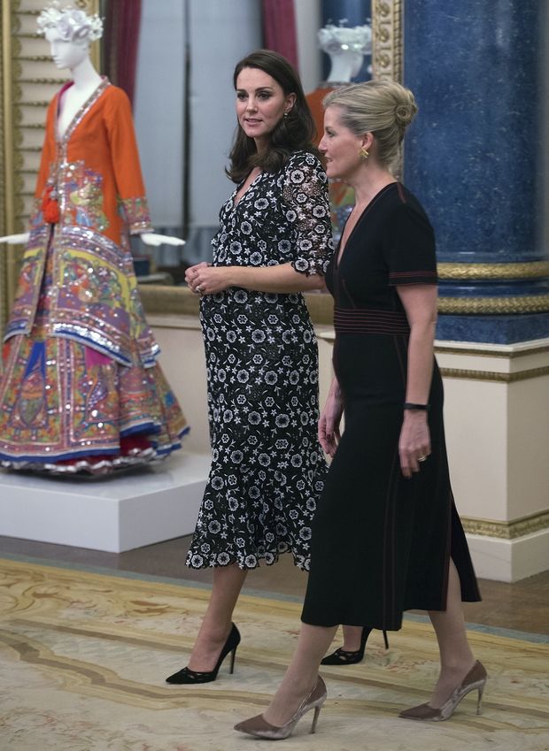 Η Kate Middleton σε ρόλο οικοδέσποινας στην έκθεσης μόδας που φιλοξενεί το Παλάτι