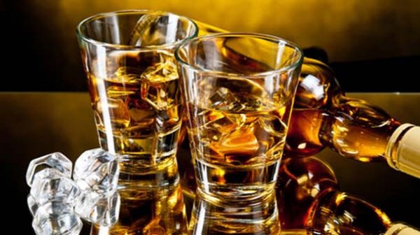 Πρόβλημα αλκοολισμού αντιμετωπίζει ένας στους δέκα Έλληνες. Τα τσίπουρα και οι »μπόμπες»