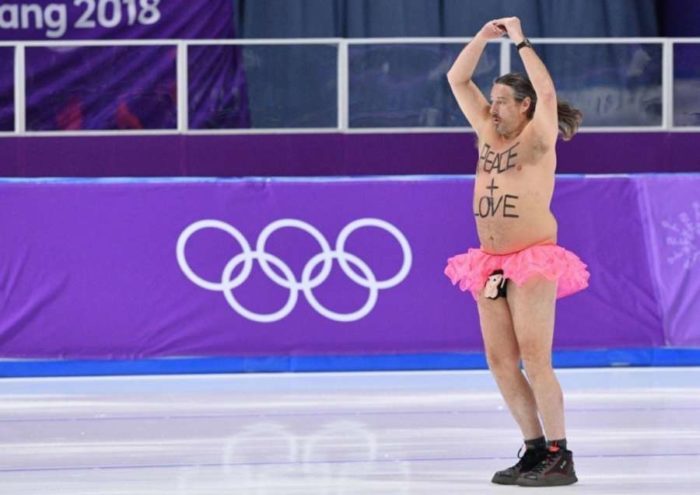 Θεατής εισέβαλε με ροζ φούστα στο παγοδρόμιο των Χειμερινών Ολυμπιακών