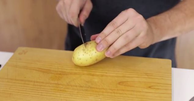Αυτός είναι ο μοναδικός τρόπος που θα ξεφλουδίζετε πατάτες από σήμερα!