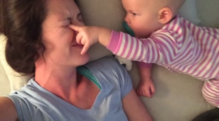 Ξεκαρδιστικό βίντεο: Αυτό το μωρό δεν αφήνει με τίποτα τη μαμά του να κοιμηθεί