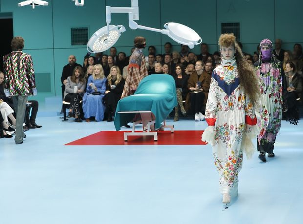 Στο fashion show του οίκου Gucci, η πασαρέλα μετατράπηκε σε χειρουργείο