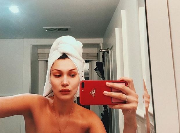 Bathleisure: Η νέα τάση στο Instagram που θα σε βγάλει έξω με την πετσέτα σου