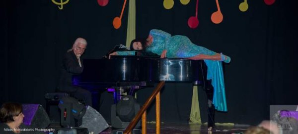 Η Ζωζώ Σαπουντζάκη στα 85 της έβαλε τις πιο φανταχτερές τουαλέτες της και τα έδωσε όλα σε αποκριάτικο χορό (φωτό)