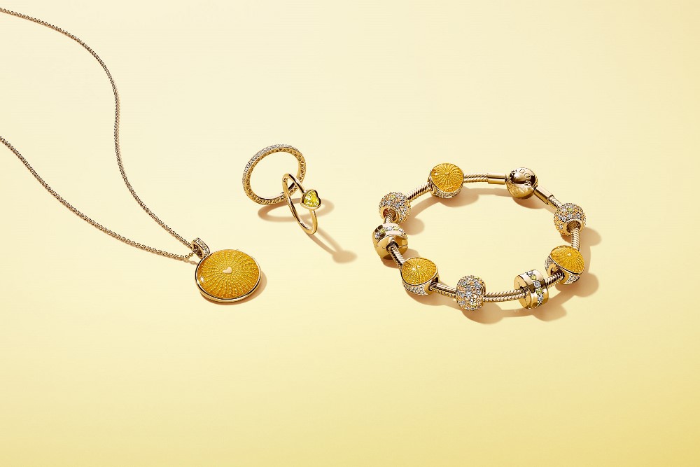 Golden Era Of Fashion: Βρήκαμε τα λαμπερά κοσμήματα που δεν πρέπει να λείπουν από καμία γκαρνταρόμπα
