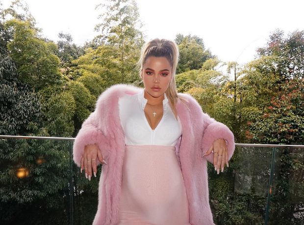 Η Khloé Kardashian σου δείχνει πώς να πετύχεις το monochrome trend ακόμα και στην εγκυμοσύνη