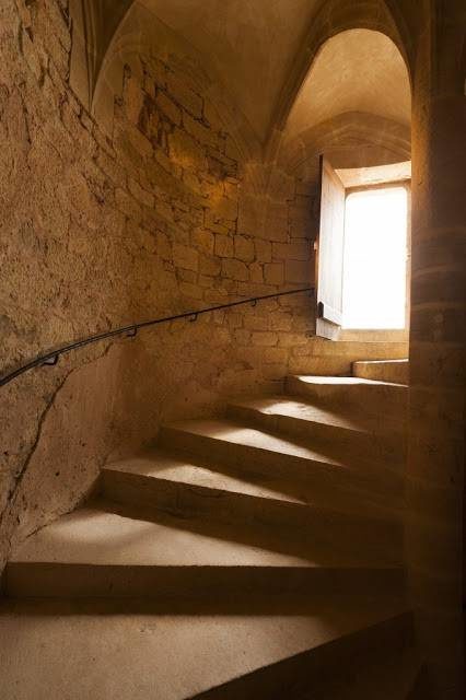 Το γνώριζες; Για ποιο λόγο τα Παλιά Κάστρα έχουν περιστρεφόμενες σκάλες; Μόλις μάθετε τον λόγο που τις κατασκεύαζαν έτσι, θα πάθετε πλάκα!