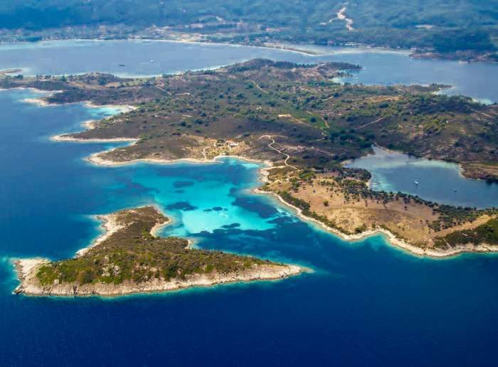Το άγνωστο εξωτικό ελληνικό νησί που έχει ζεστά νερά όλο το χρόνο και καθόλου κύμα