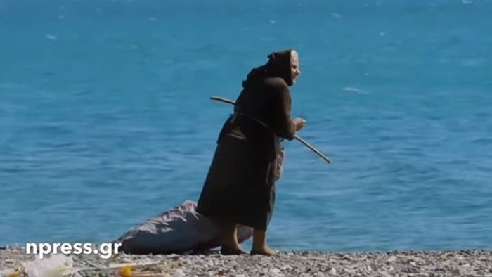 Γιαγιούλα ψάχνει ξύλα για να ζεσταθεί σε παραλία της Ναυπάκτου
