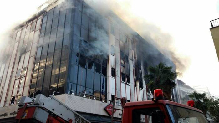 Λάρισα: Μεγάλη πυρκαγιά στο κτίριο που στεγάζεται η εφορία