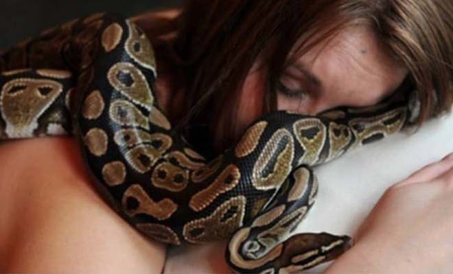 Κοιμόταν κάθε βράδυ αγκαλιά με φίδι μέχρι που οι γιατροί της αποκάλυψαν τη σοκαριστική αλήθεια