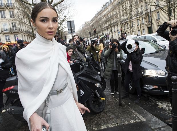 Η Olivia Culpo ντυμένη στα λευκά κατακτά το Παρίσι