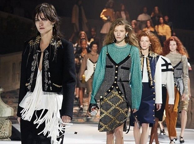 Δυναμισμός και θηλυκότητα στο fashion show του Louis Vuitton στο Λούβρο