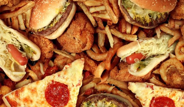 Fast food: Οι επικίνδυνες ουσίες και τα σοβαρά προβλήματα υγείας που προκαλούν