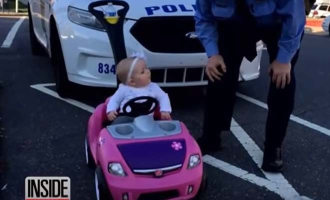 Αστυνομικοί σταμάτησαν 8 μηνών μωράκι – Την γλίτωσε με μία απλή προειδοποίηση! (BINTEO)