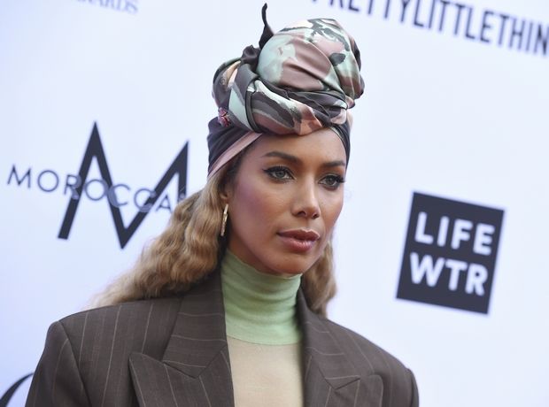Το υπέροχο στιλ της Leona Lewis περιλαμβάνει κοστούμι και τουρμπάνι