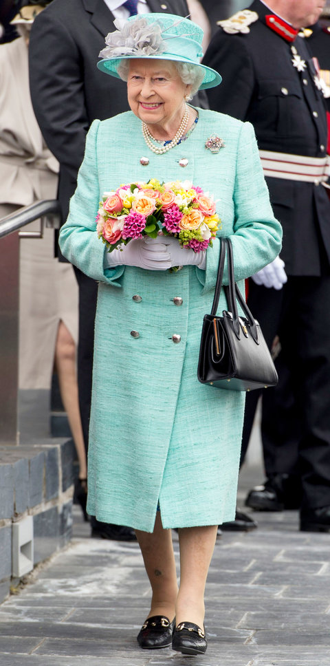 Royal Style: Tα πιο κομψά μονόχρωμα looks της Βασίλισσας Ελισάβετ