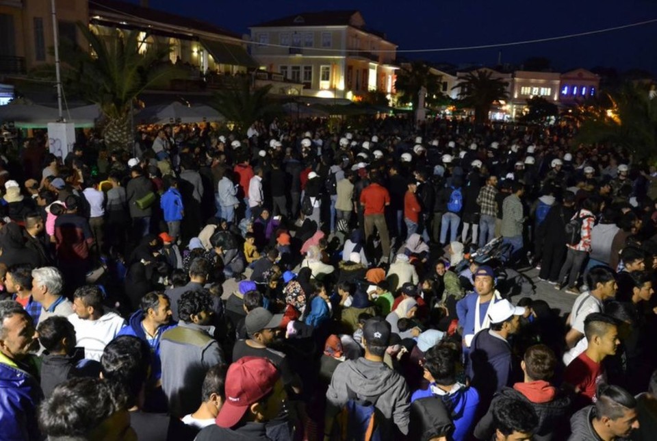 Λέσβος: Συνελήφθησαν οι 120 μετανάστες που είχαν καταλάβει την πλατεία Σαπφούς