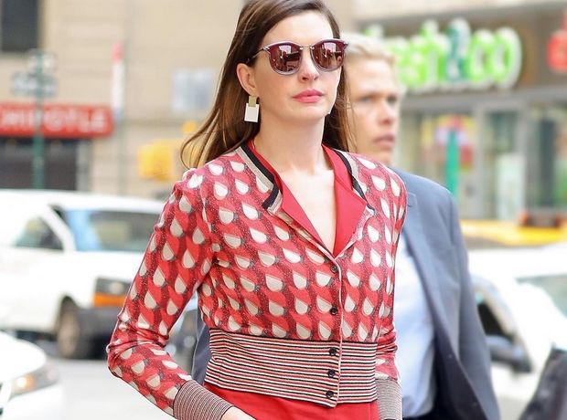 Η Anne Hathaway άλλαξε 3 outfits σε μία μέρα και ήταν όλα υπέροχα