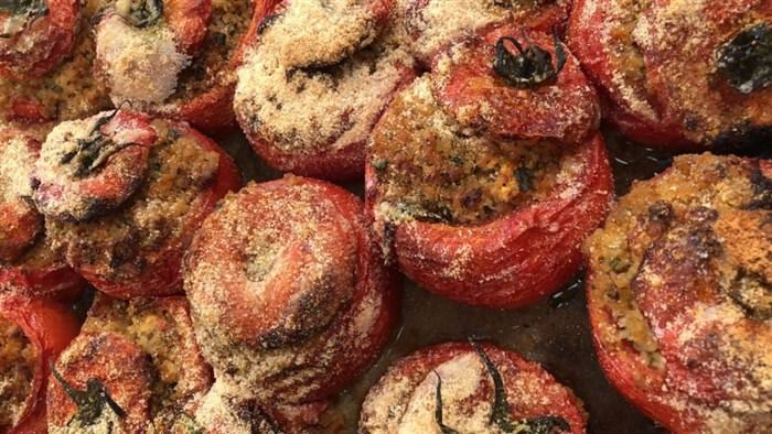 Βασίλης Καλλίδης: Ντομάτες γεμιστές με πλιγούρι και φέτα!