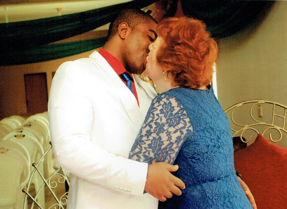 Γιαγιά 72 ετών βρήκε την αγάπη σε ένα Νιγηριανό άνδρα 45 χρόνια νεότερο