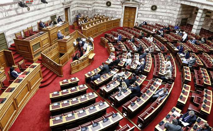 Βουλή: Υπερψηφίστηκε το επίμαχο άρθρο για την αναδοχή σε ομόφυλα ζευγάρια