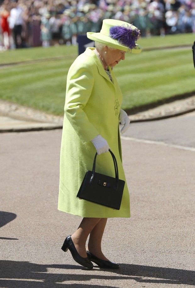 Η βασίλισσα Ελισάβετ διάλεξε ένα φωτεινό πράσινο outfit για τον βασιλικό γάμο και υπάρχει λόγος