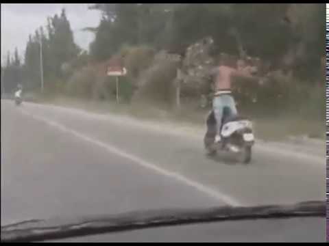 Κρήτη: Μηχανόβιος σηκώνεται όρθιος στο μηχανάκι στην Εθνική [βίντεο]
