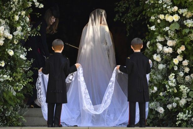 Βασιλικός γάμος: Το Givenchy νυφικό κι όλες οι λεπτομέρειες της εμφάνισης της Meghan Markle