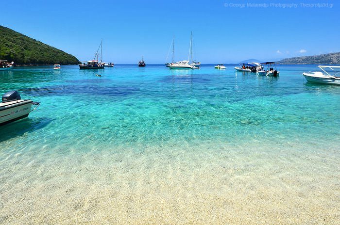 Η εξωτική ελληνική παραλία με τα διάφανα τιρκουάζ νερά που θυμίζει.. πισίνα