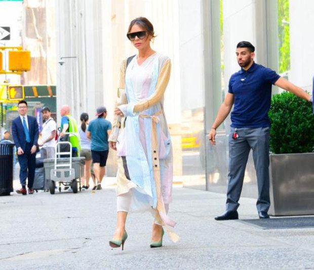 H Victoria Beckham φόρεσε τη βασική παλέτα του καλοκαιριού