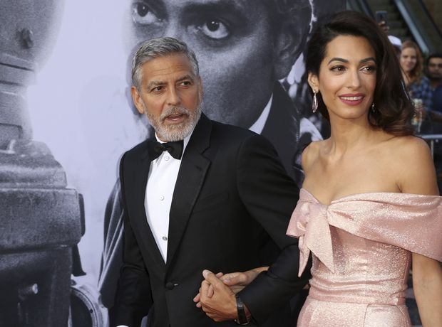 Ο George Clooney βραβεύτηκε και οι πιο αγαπημένες του γυναίκες έβαλαν τα καλά τους για να τον τιμήσουν