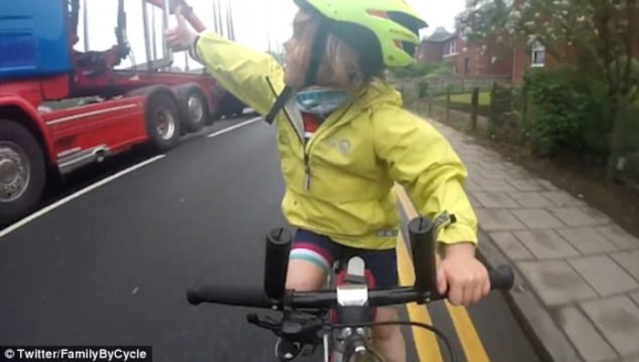 Ποδηλάτισσα ετών 4 ευχαριστεί οδηγό φορτηγού που την αφήνει να περάσει [βίντεο]