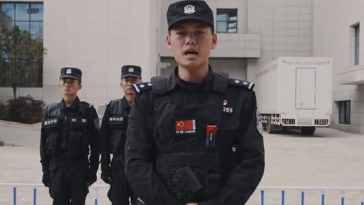 Επικό βίντεο: Η κινεζική αστυνομία συμβουλεύει πως θα αντιμετωπίσουμε εγκληματία με μαχαίρι
