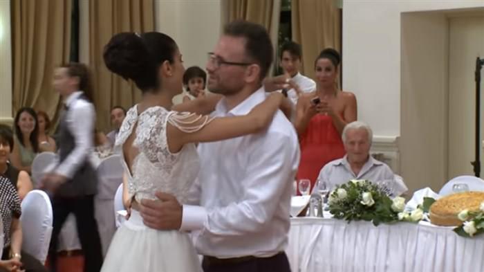 Ο επικός γαμήλιος χορός ζευγαριού στον Βόλο που έγινε viral