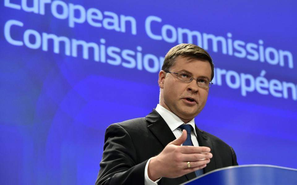 Ντομπρόφσκις: “Ιστορική” στιγμή για την Ελλάδα η απόφαση του Eurogroup