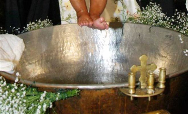 ΣΟΚ: Εκνευρισμένος παπάς χαστούκισε μωρό που έκλαιγε στη βάπτισή του – Πώς «απάντησε» ο πατέρας! [Βίντεο]