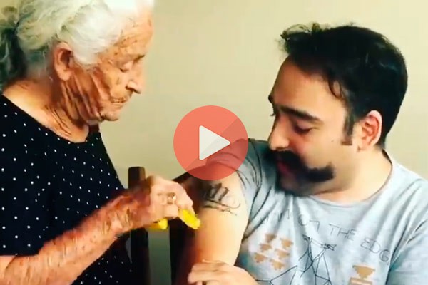 Ηλικιωμένη μάνα προσπαθεί με σφουγγάρι να σβήσει το τατουάζ του γιου της [βίντεο]