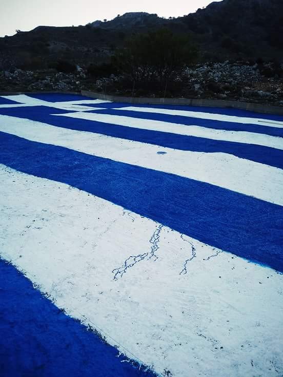 Ζωγράφισαν τη μεγαλύτερη Ελληνική σημαία στα Σφακιά
